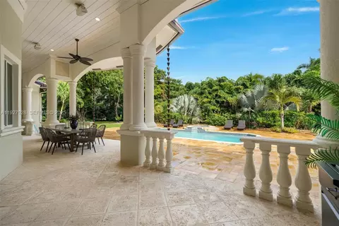 Exterior - 6890 SW 94th St, Pinecrest, FL 33156 photo 8 of 18