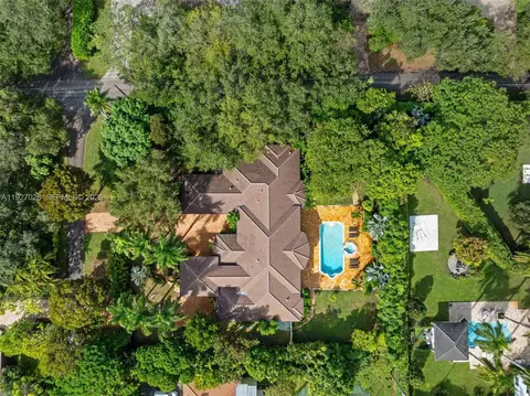 View/Area - 6890 SW 94th St, Pinecrest, FL 33156 photo 3 of 19