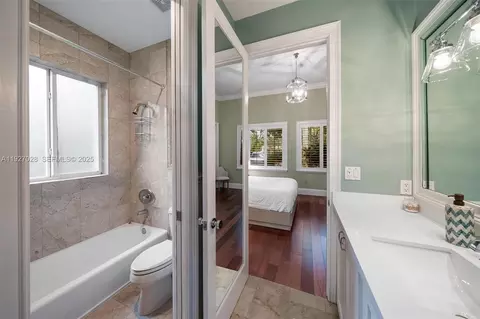 Bath - 6890 SW 94th St, Pinecrest, FL 33156 photo 6 of 9