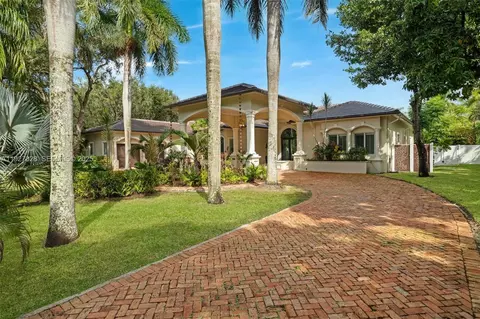 Exterior - 6890 SW 94th St, Pinecrest, FL 33156 photo 3 of 18