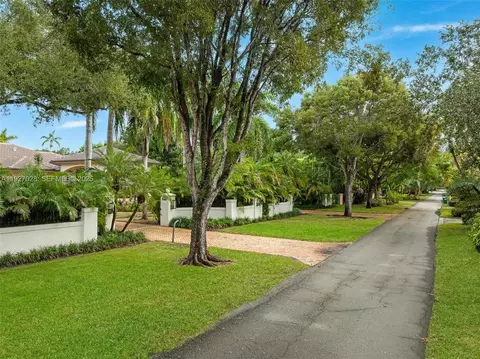 Exterior - 6890 SW 94th St, Pinecrest, FL 33156 photo 18 of 18
