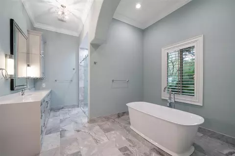 Bath - 6890 SW 94th St, Pinecrest, FL 33156 photo 3 of 9