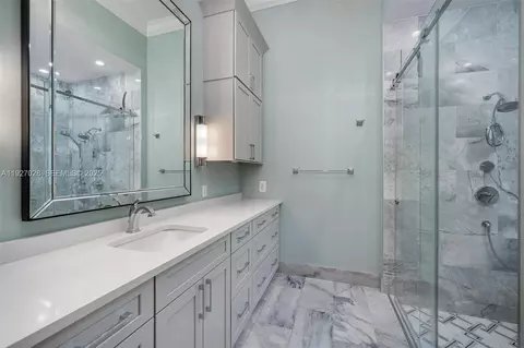 Bath - 6890 SW 94th St, Pinecrest, FL 33156 photo 2 of 9