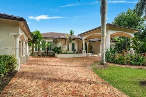 Exterior - 6890 SW 94th St, Pinecrest, FL 33156 photo 4 of 18