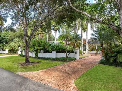 Exterior - 6890 SW 94th St, Pinecrest, FL 33156 photo 16 of 18