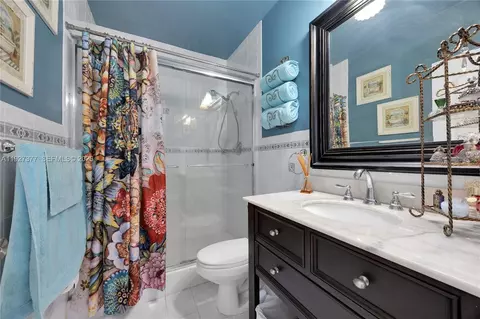 Bath - 4110 W 7th Ln, Hialeah, FL 33012 photo 2 of 2