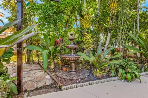 Exterior - 4110 W 7th Ln, Hialeah, FL 33012 photo 3 of 4