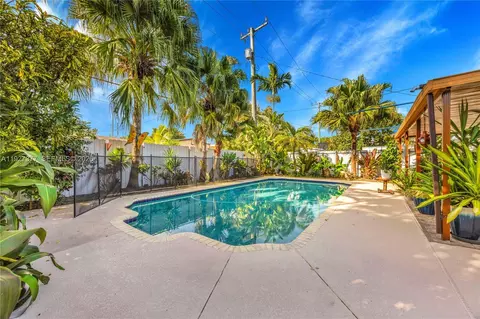 Exterior - 4110 W 7th Ln, Hialeah, FL 33012 photo 2 of 4