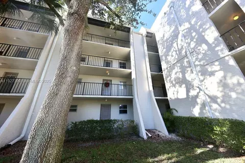 9450 Poinciana Pl #106, Davie, FL 33324