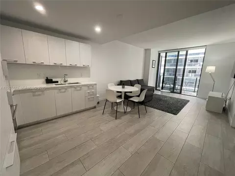 45 SW 9th St #1407, Miami, FL 33130