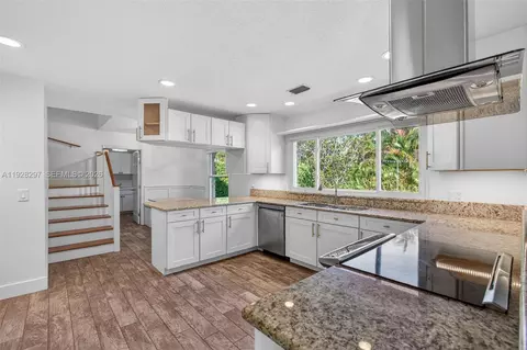 Kitchen - 3804 SE Fairway E, Stuart, FL 34997 photo 4 of 8
