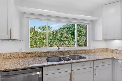 Kitchen - 3804 SE Fairway E, Stuart, FL 34997 photo 6 of 8