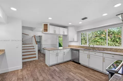 Kitchen - 3804 SE Fairway E, Stuart, FL 34997 photo 5 of 8