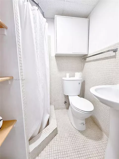 Bath - 334 W 36th Ter, Hialeah, FL 33012 photo 1 of 2