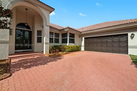 600 E Cypress Pointe Dr E, Pembroke Pines, FL 33027