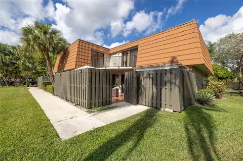 11006 N Harmony Lake Cir, Davie, FL 33324