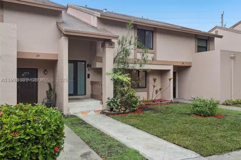 30 Chestnut Cir, Hollywood, FL 33026