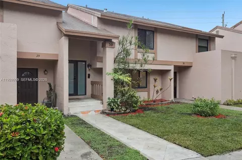 30 Chestnut Cir, Hollywood, FL 33026