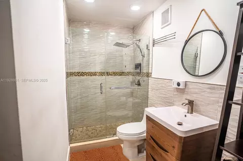 Bath - 895 W 80th Pl, Hialeah, FL 33014 photo 2 of 2