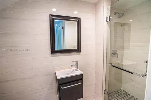 Bath - 895 W 80th Pl, Hialeah, FL 33014 photo 1 of 2