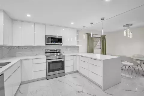 500 S Luna Ct #7, Hollywood, FL 33021