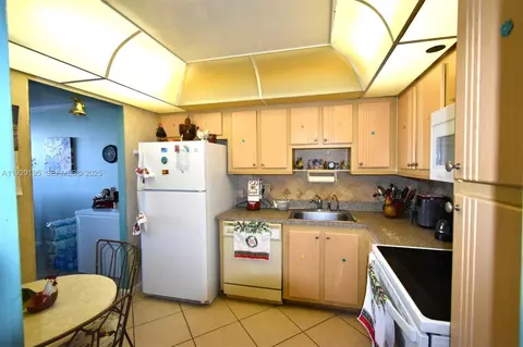 900 Saint Charles Pl #606, Pembroke Pines, FL 33026