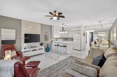 800 SW 10th Ter #4T, Hallandale Beach, FL 33009