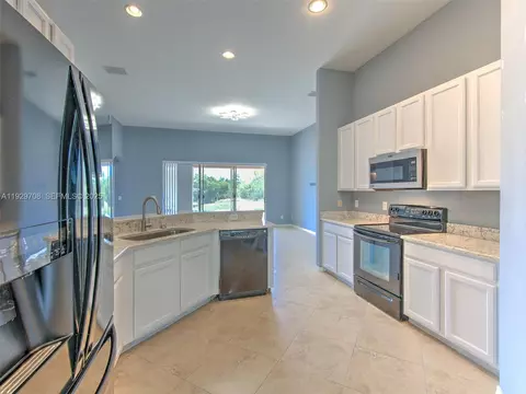 Kitchen - 10907 Australian Pine Dr, Riverview, FL 33579 photo 4 of 5