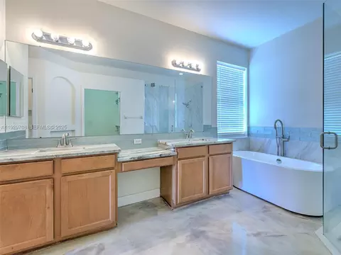 Bath - 10907 Australian Pine Dr, Riverview, FL 33579 photo 4 of 5