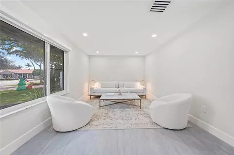 Living - 8451 Dundee Ter, Miami Lakes, FL 33016 photo 2 of 4