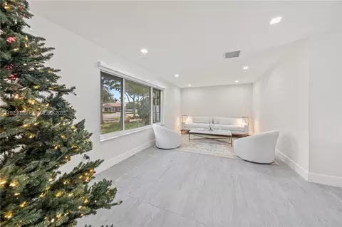 Living - 8451 Dundee Ter, Miami Lakes, FL 33016 photo 1 of 4
