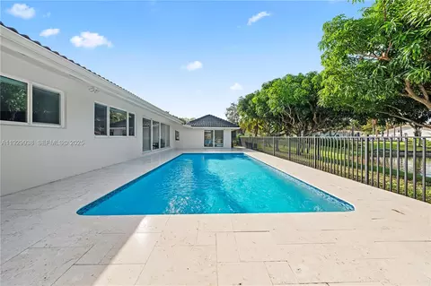 Exterior - 8451 Dundee Ter, Miami Lakes, FL 33016 photo 7 of 12