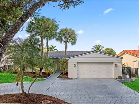 Exterior - 8451 Dundee Ter, Miami Lakes, FL 33016 photo 2 of 12