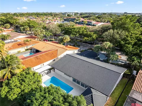 View/Area - 8451 Dundee Ter, Miami Lakes, FL 33016 photo 3 of 4
