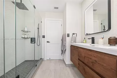 Bath - 8451 Dundee Ter, Miami Lakes, FL 33016 photo 4 of 6