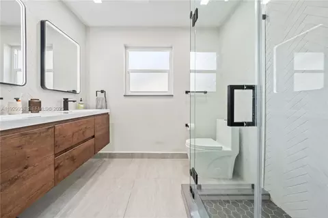 Bath - 8451 Dundee Ter, Miami Lakes, FL 33016 photo 5 of 6