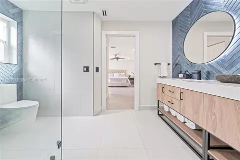 Bath - 8451 Dundee Ter, Miami Lakes, FL 33016 photo 3 of 6