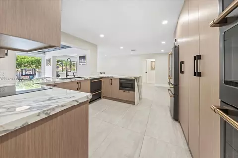 Kitchen - 8451 Dundee Ter, Miami Lakes, FL 33016 photo 3 of 5