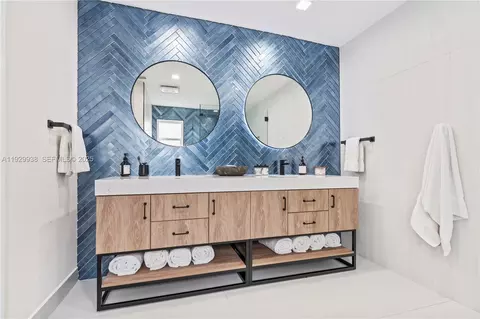 Bath - 8451 Dundee Ter, Miami Lakes, FL 33016 photo 2 of 6