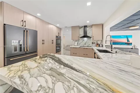 Kitchen - 8451 Dundee Ter, Miami Lakes, FL 33016 photo 2 of 5