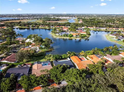 View/Area - 8451 Dundee Ter, Miami Lakes, FL 33016 photo 2 of 4