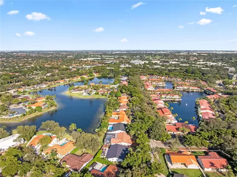 View/Area - 8451 Dundee Ter, Miami Lakes, FL 33016 photo 4 of 4