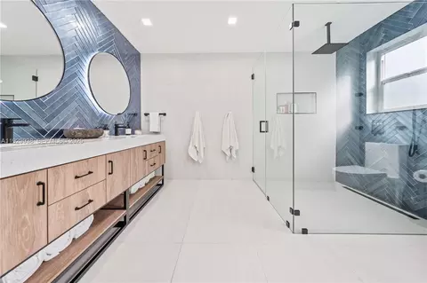 Bath - 8451 Dundee Ter, Miami Lakes, FL 33016 photo 1 of 6