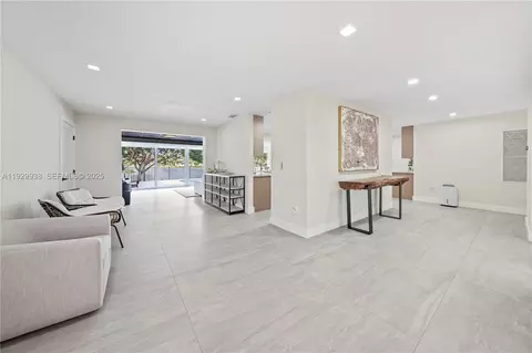 Entry Way - 8451 Dundee Ter, Miami Lakes, FL 33016 photo 2 of 3
