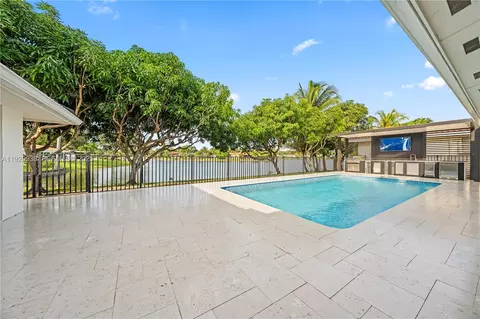 Exterior - 8451 Dundee Ter, Miami Lakes, FL 33016 photo 5 of 12