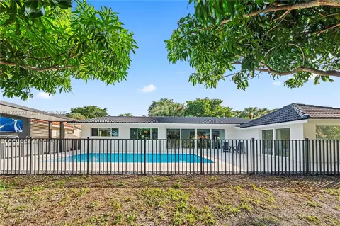 Exterior - 8451 Dundee Ter, Miami Lakes, FL 33016 photo 10 of 12