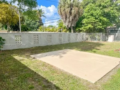 Exterior - 4990 E Palm Ct, Hialeah, FL 33013 photo 5 of 5
