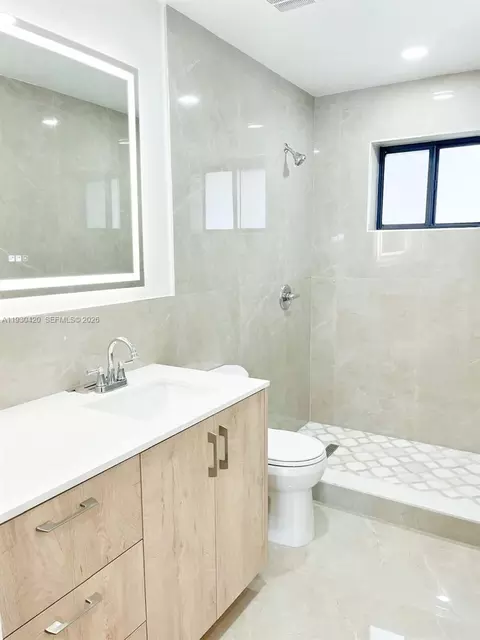 Bath - 4990 E Palm Ct, Hialeah, FL 33013 photo 3 of 3