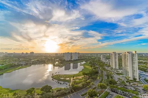 20281 E Country Club Dr #TW7, Aventura, FL 33180