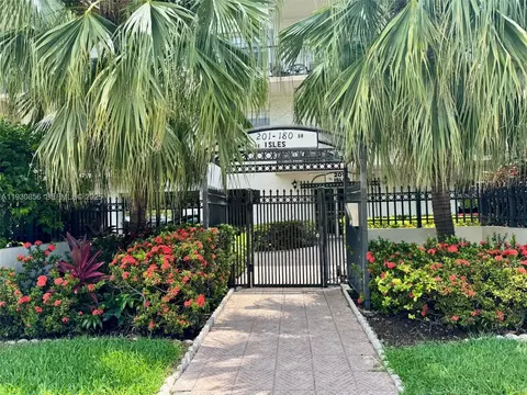 201 180 Th Dr #114, Sunny Isles Beach, FL 33160
